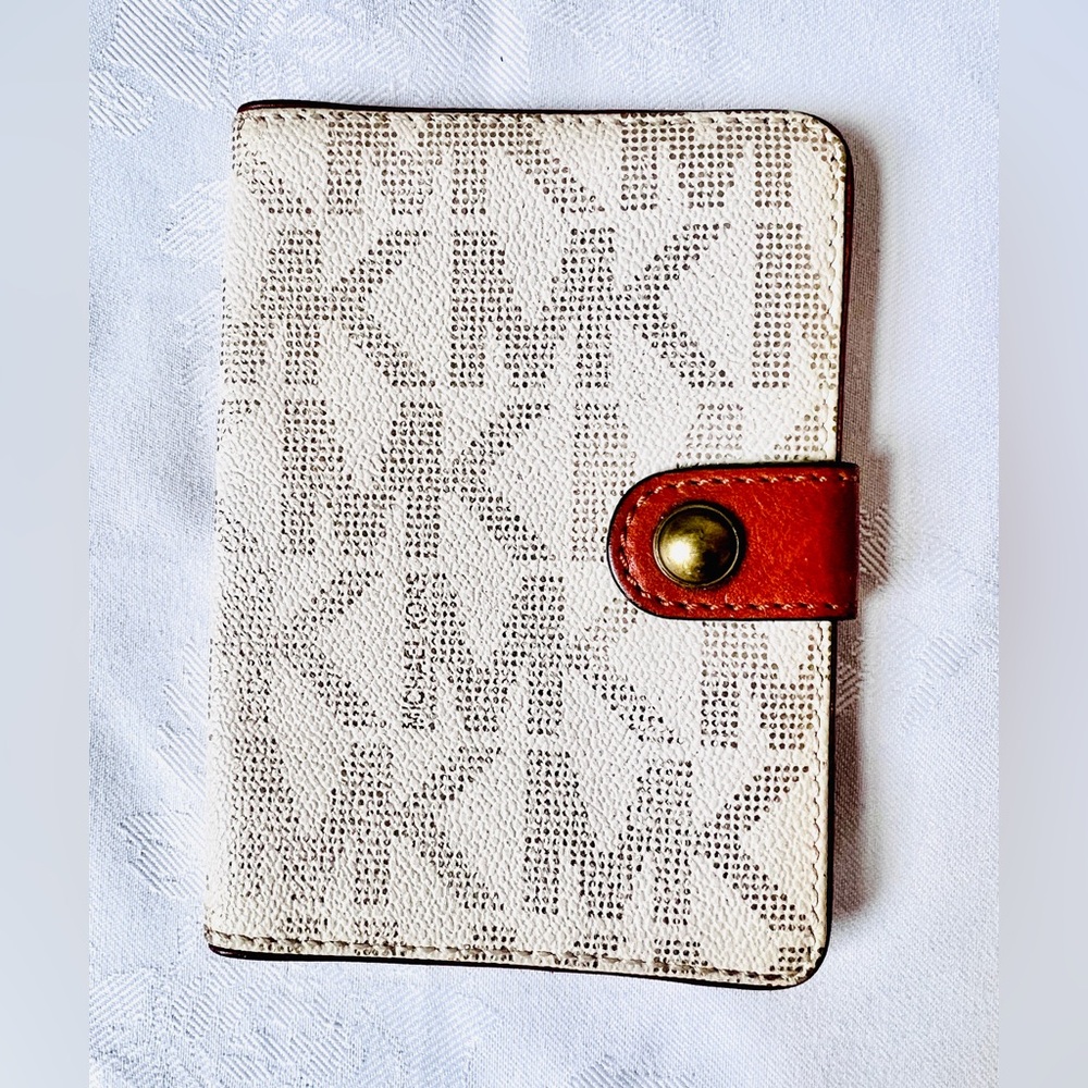 Michael Kors passport case holder vintage Signature Logo vanilla canvas leather
